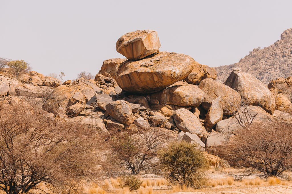 enene_ecolodge_activites_exterieures_balades_roches