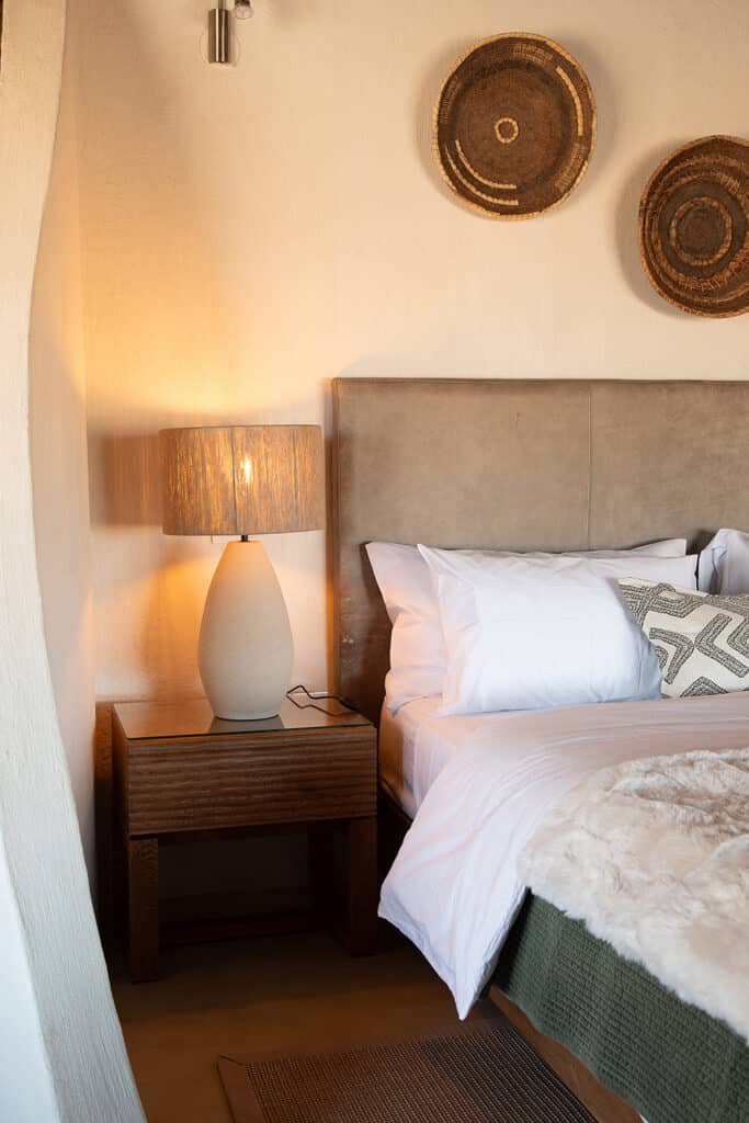 enene_ecolodge_chambre__interieur_table_de_chevet