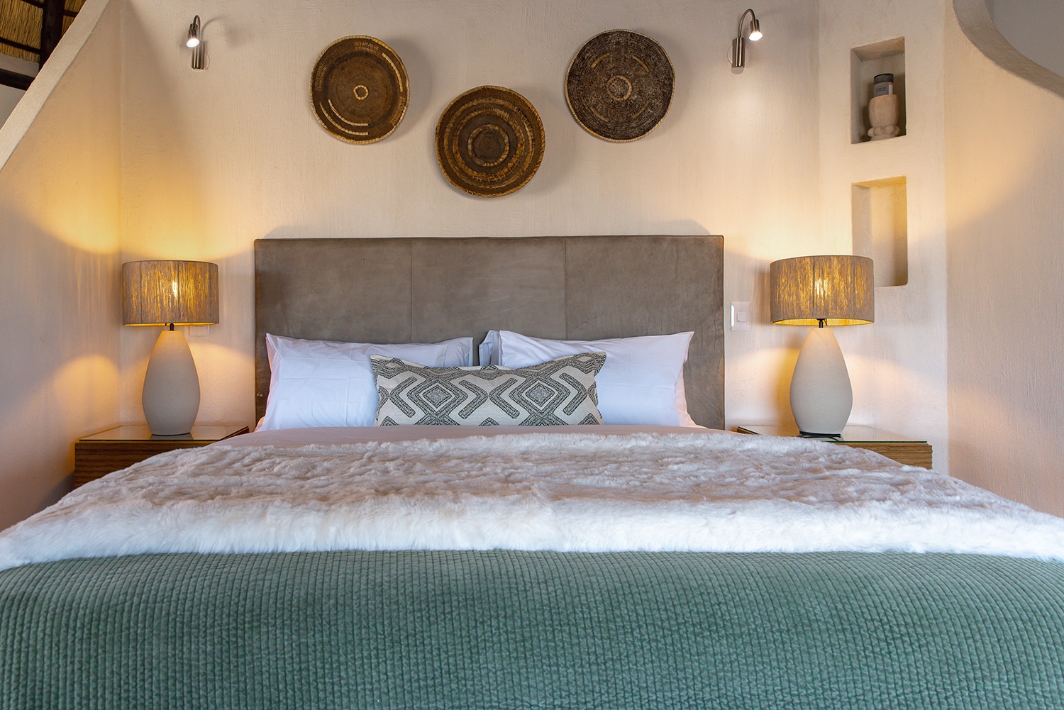 enene_ecolodge_chambre_interieur_lit_face_2