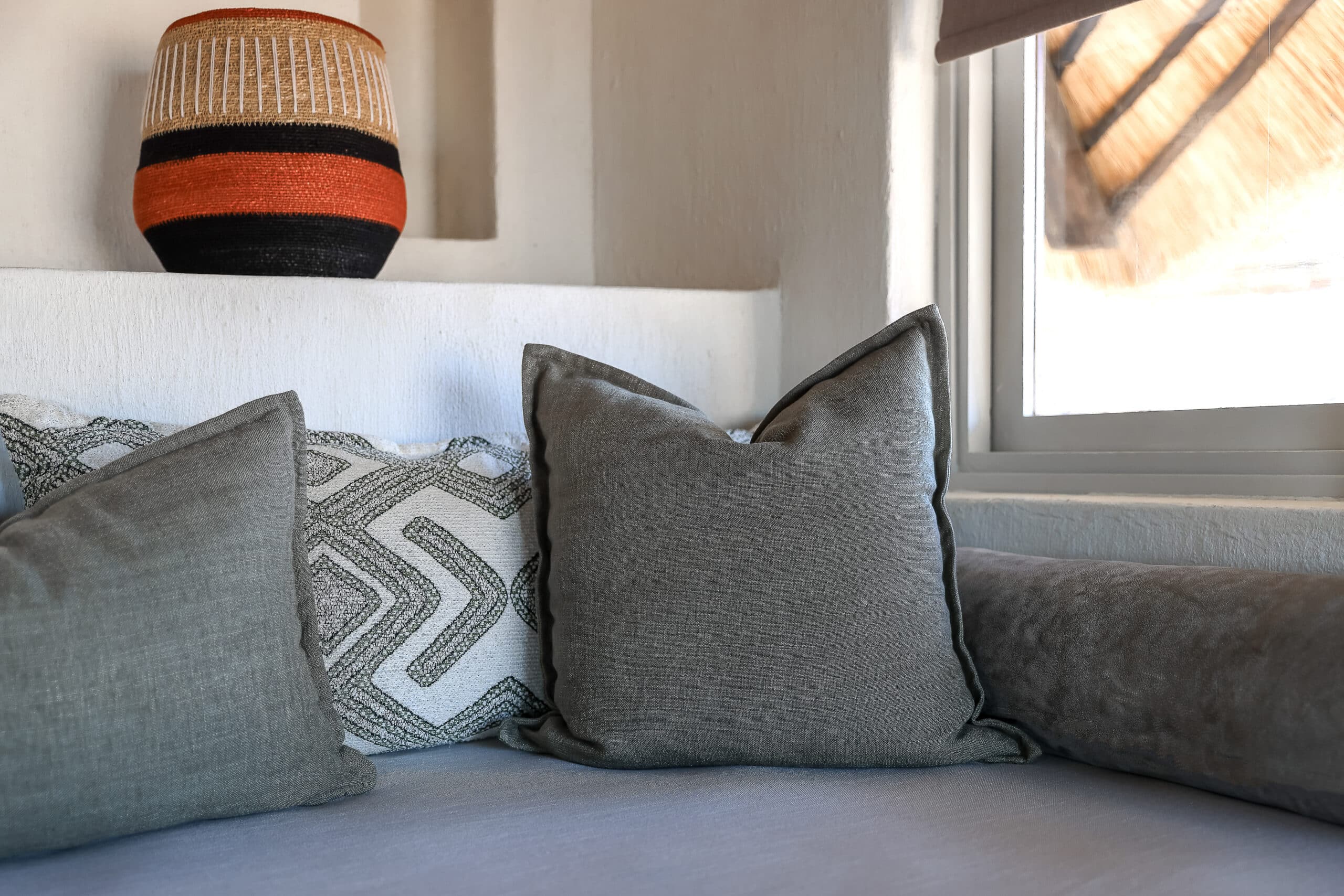 enene_ecolodge_chambre_interieur_sofa_coussin