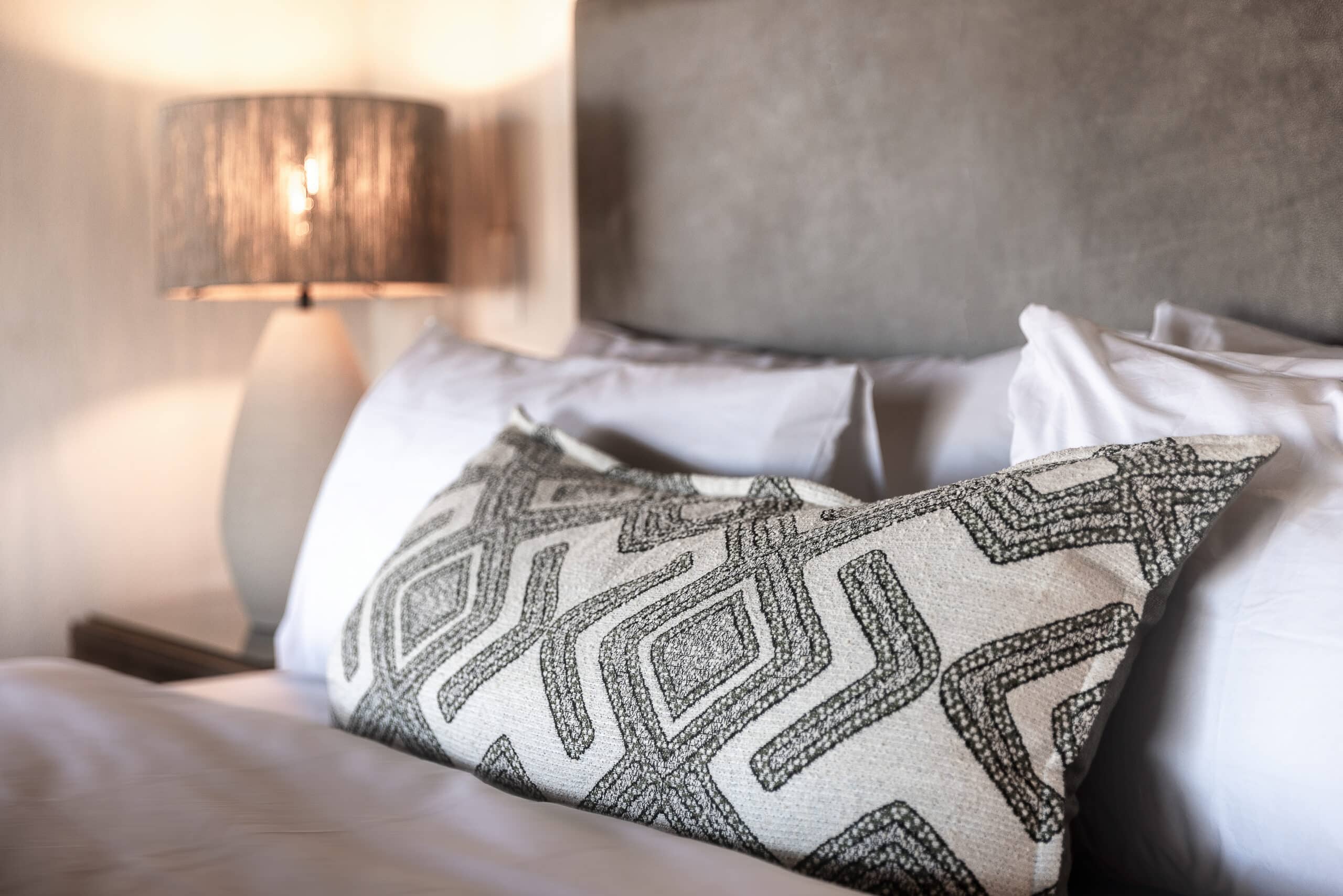 enene_ecolodge_chambre_interieur_zoom_coussin