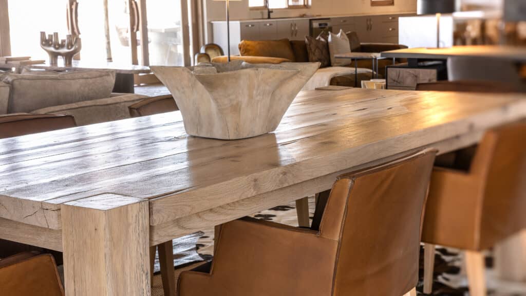 enene_namibie_maison_privilege_table_bois_blanc