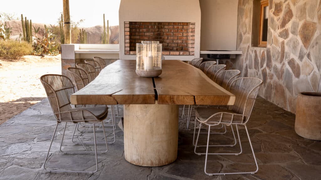 enene_namibie_maison_privilege_table_exterieure